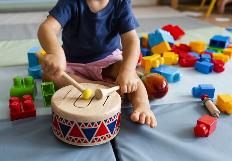 Crianças adoram aprender com instrumentos musicais adaptados para elas