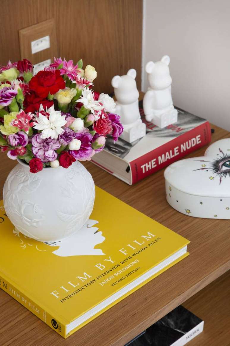 Mesa lateral com arranjo floral. Projeto Bianca da Hora.