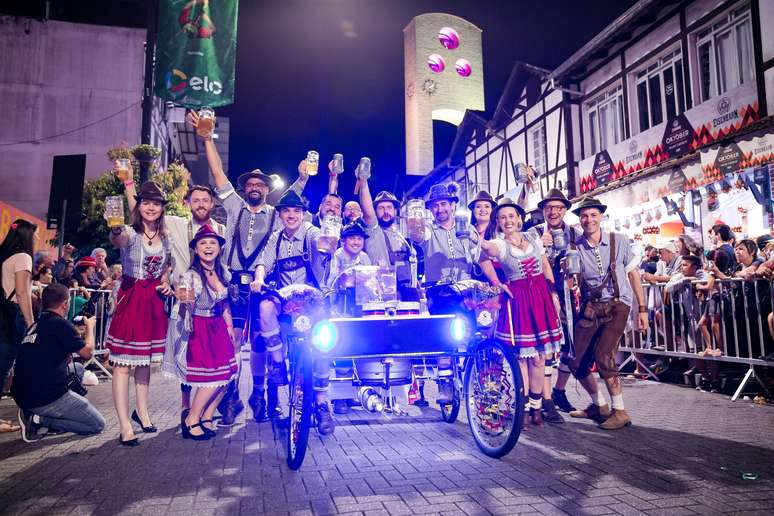 Na Oktoberfest Blumenau, carros são adaptados para carregarem chopeiras ou venderem comidas típicas alemãs enquanto acompanham a festa e os desfiles pelas ruas