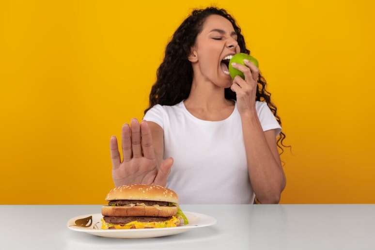 Foods rich in fat should be avoided to maintain body health Foods rich in fat should be avoided to maintain body health