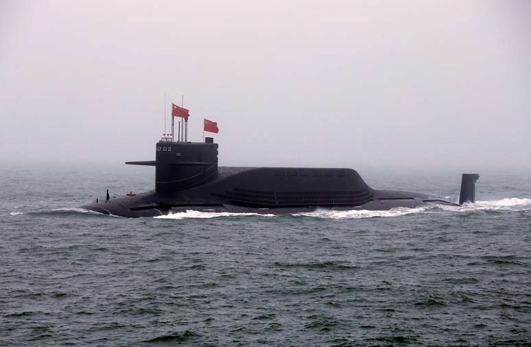 O submarino nuclear Longa Marcha 11 da Marinha Chinesa participa de um desfile naval na cidade portuária oriental de Qingdao - 23 de abril de 2019