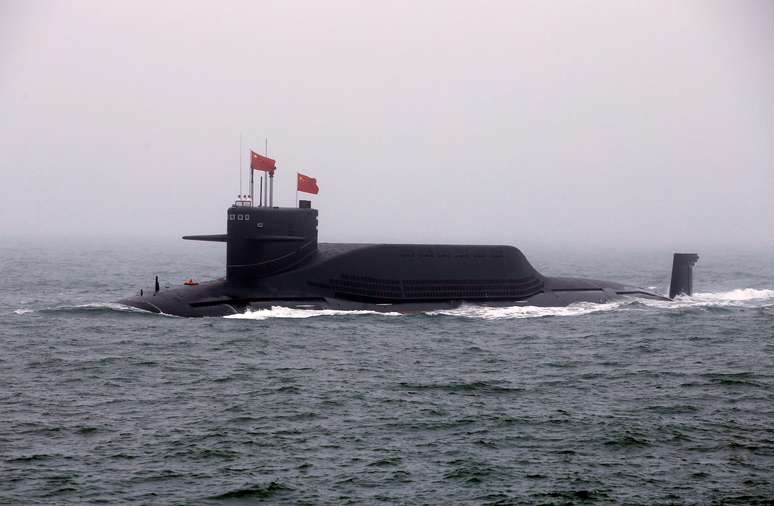 O submarino nuclear Longa Marcha 11 da Marinha Chinesa participa de um desfile naval na cidade portu&aacute;ria oriental de Qingdao - 23 de abril de 2019