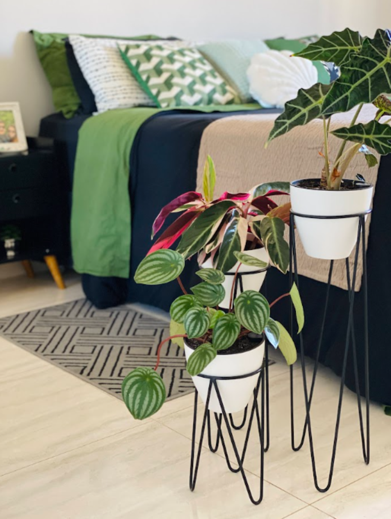 22. Vaso Autoirrigável: plantas no suporte armado decoram este quarto – Foto: Plantiê Vasos Autoirrigáveis