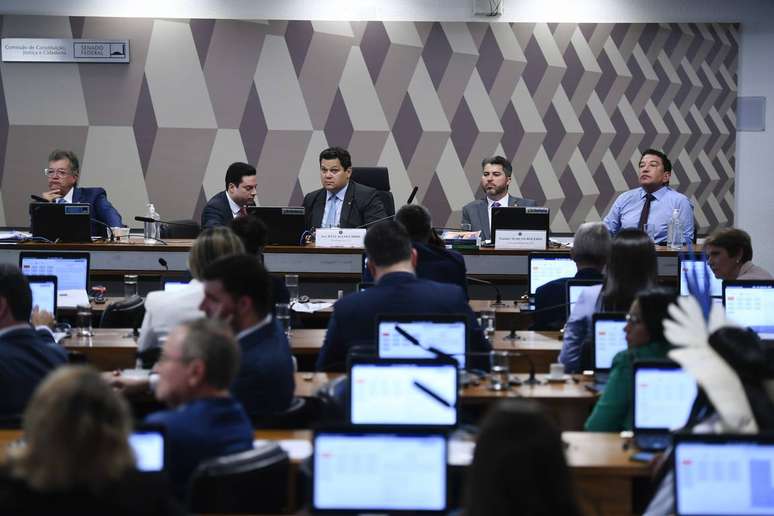 BRASILIA DF NACIONAL CCT 27-09-2023 Comissao de Constituicao, Justica e Cidadania (CCJ) realiza reuniao com 13 itens. Destaque para o PL 2.903/2023, que estabelece a data da promulgavßv£o da Constituicao Federal como marco temporal para a regularizavßv£o de terras indigenas. Mesa: senador Dr. Hiran (PP-RR); presidente da CCJ, senador Davi Alcolumbre (Univ£o-AP); vice-presidente da CCJ e relator do PL 2.903/2023, senador Marcos Rogerio (PL-RO); senador Magno Malta (PL-ES). Bancada: senador Jor