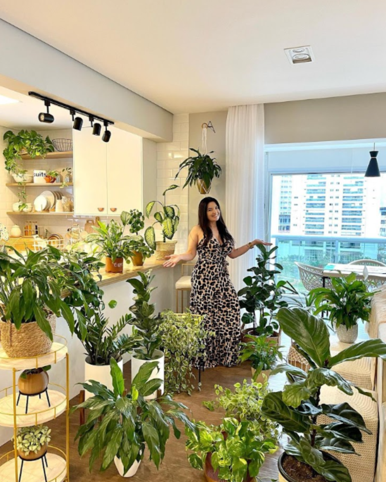 16. Vaso Autoirrigável: estilo urban jungle transforma esse apartamento em um oásis verdejante de tranquilidade – Foto: Plantiê Vasos Autoirrigáveis