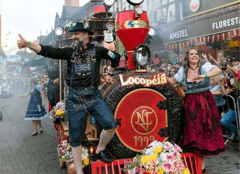 Desfile na Oktoberfest de Blumenau tem carros alegóricos, música folclórica e moradores vestindo trajes tradicionais alemães