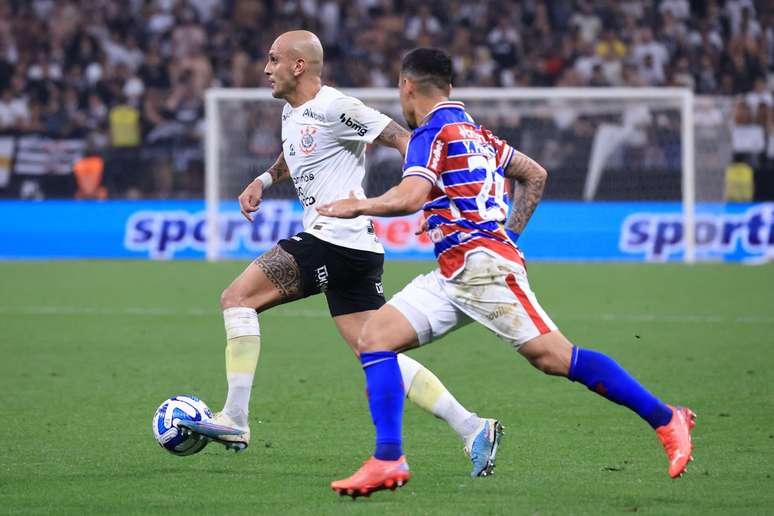 O zagueiro Fabio Santos, do Corinthians, e o meia Yago Pikachu, do Fortaleza, durante a partida de ida das semifinais da Copa Sul-Americana entre Corinthians e Fortaleza, no estádio Neo Química Arena, em São Paulo, no dia 26 de setembro de 2023. 