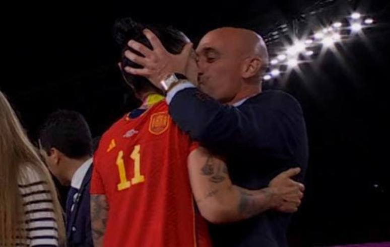 Beijo forçado de Rubiales na jogadora Hermoso, da Espanha –
