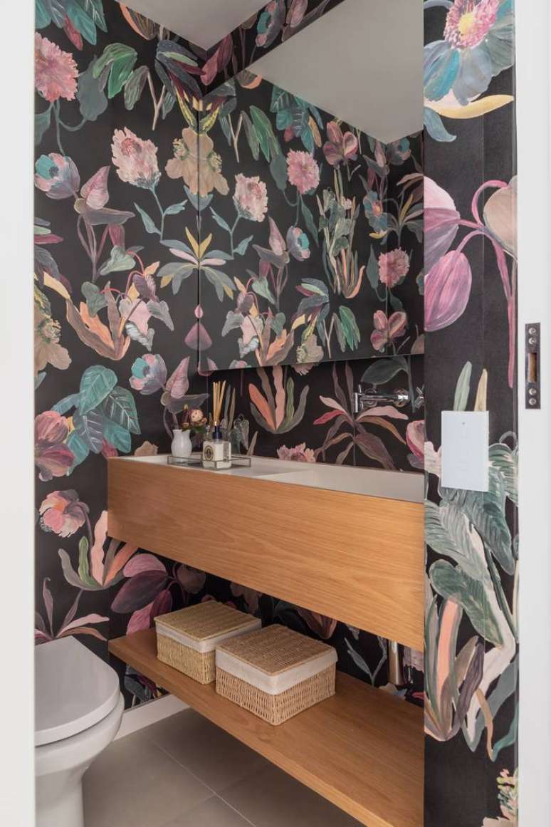 Lavabo com papel de parede floral do Projeto Maia Romeiro Arquitetura.