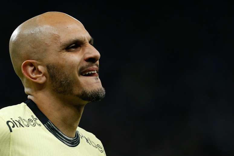 Fábio Santos (Photo by Ricardo Moreira/Getty Images)