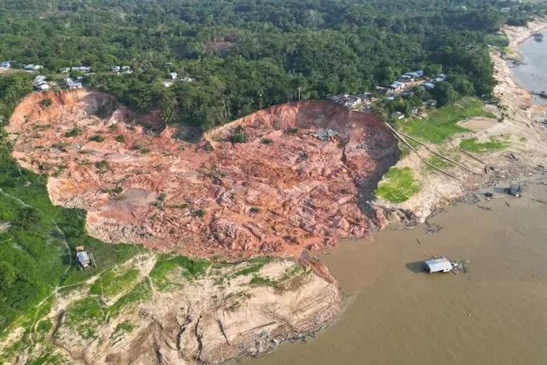 Vila Arumã, em Beruri, Amazonas, sofreu deslizamento