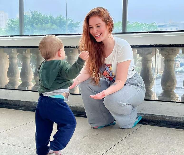 Paola com o filho Théo, de 1 ano e 3 meses, que começou a andar enquanto ela estava internada