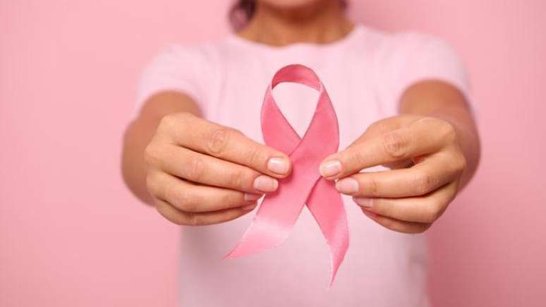 Cuidados com a sa&uacute;de da mulher com c&acirc;ncer de mama v&atilde;o muito al&eacute;m da doen&ccedil;a, apontam m&eacute;dicos