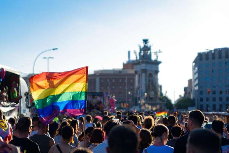 A bandeira do arco-iris durante uma marcha de orgulho LGBT+ em Barcelona, Espanha