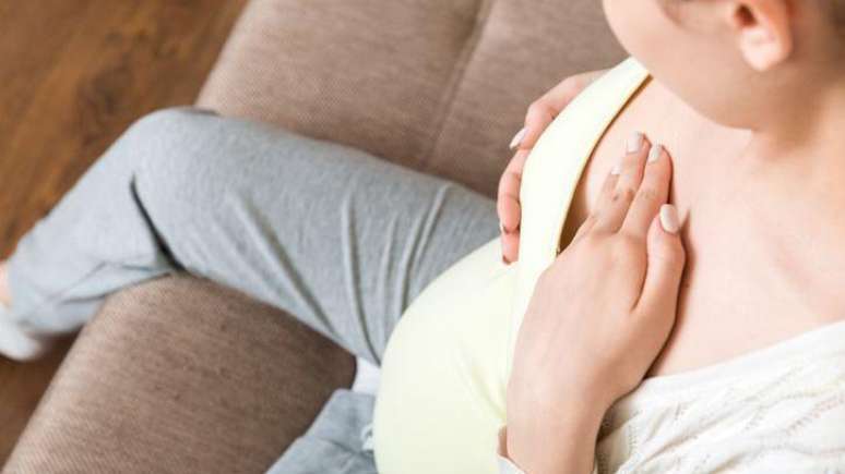 Mulheres est&atilde;o descobrindo o c&acirc;ncer de mama mais cedo &mdash; e t&ecirc;m filhos cada vez mais tarde