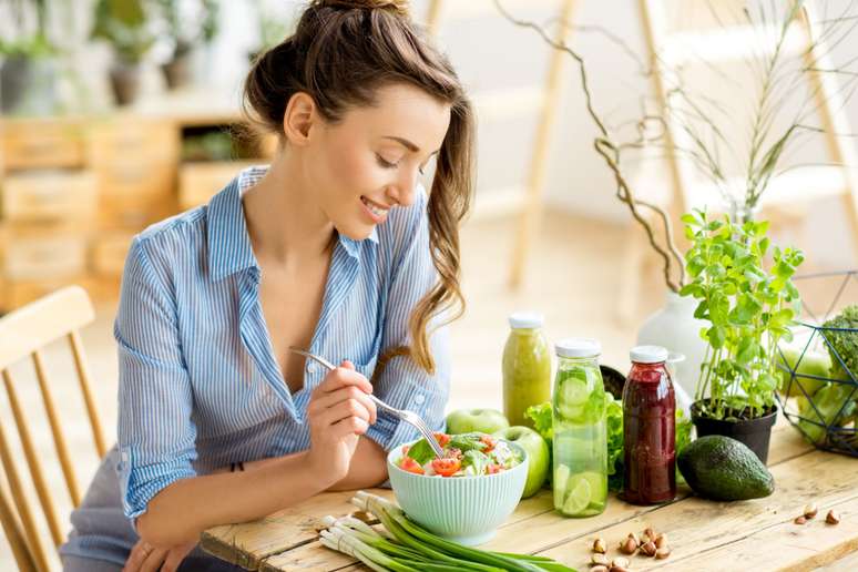 Uma alimentação saudável ajuda a combater os sintomas da endometriose 
