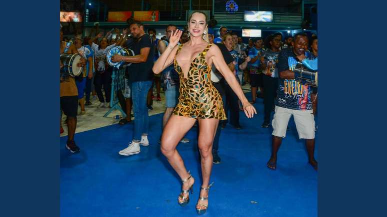 Former BBB Gabi Martins almost shows too much by opting for a little dress
