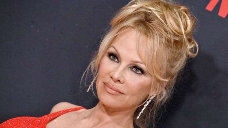 Pamela Anderson não conseguiu assistir documentário sobre sua vida: "Eu Colapsei"