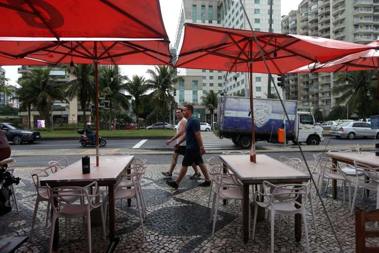 Vista do quiosque localizado na orla da Barra da Tijuca, na zona oeste da cidade do Rio de Janeiro, onde três médicos foram mortos a tiros na madrugada desta quinta-feira, 5 de outubro de 2023.