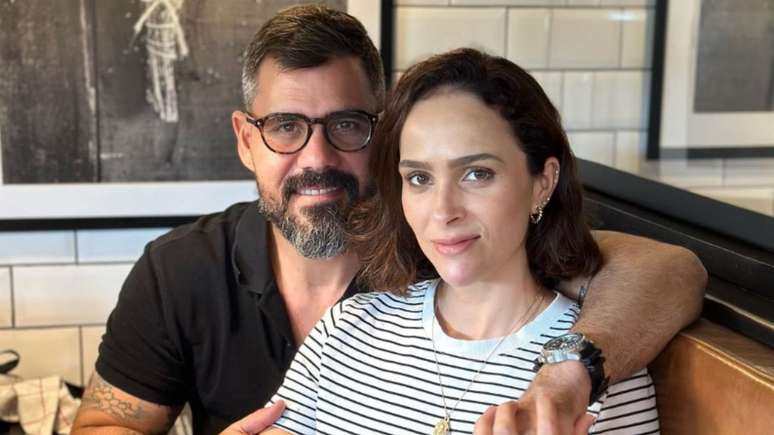 Juliano Cazarré e a esposa.