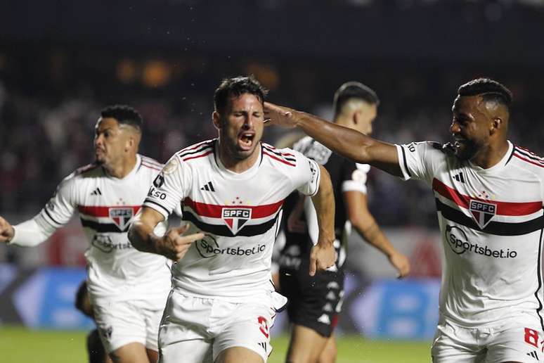 Calleri comemorando gol contra o Vasco no primeiro turno –