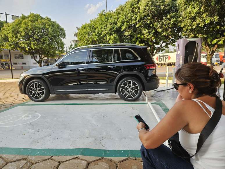Mercedes EQB carregando no Bizung&atilde;o III da Volvo: s&oacute; 45 kW dispon&iacute;veis e longa espera