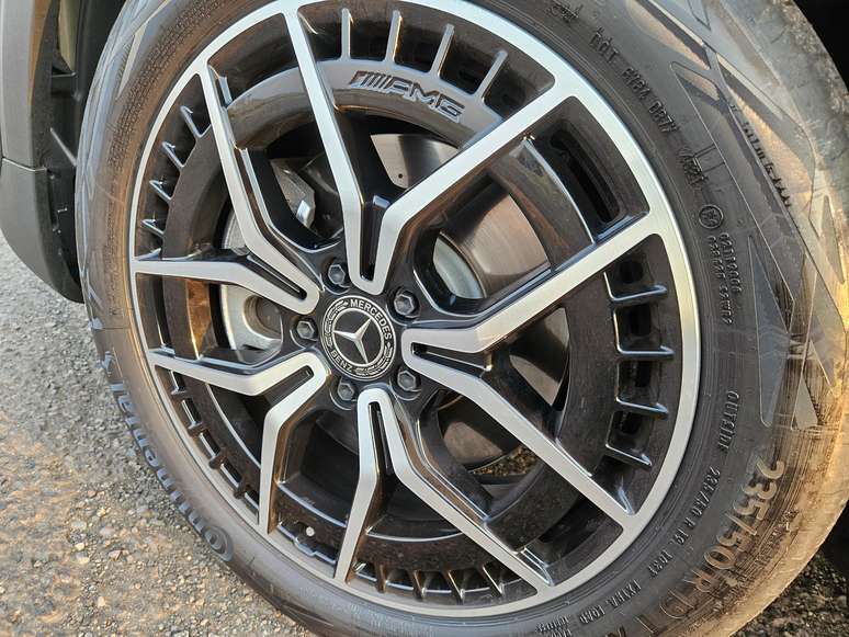 Mercedes EQB 250 tem rodas de 19" e pneus de perfil m&eacute;dio, bastante apropriados
