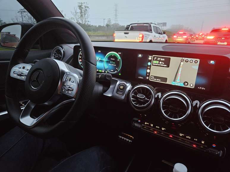 Painel todo tecnol&oacute;gico com duas telas: Waze salvou o dia no Mercedes EQB
