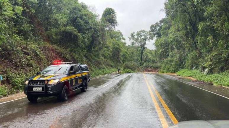 Deslizamento interdita rodovia em Concórdia, devido às chuvas que atingem o Estado de Santa Catarina