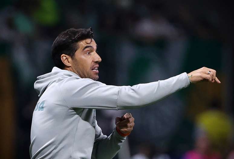 Abel Ferreira orienta o time do Palmeiras durante partida contra o Boca