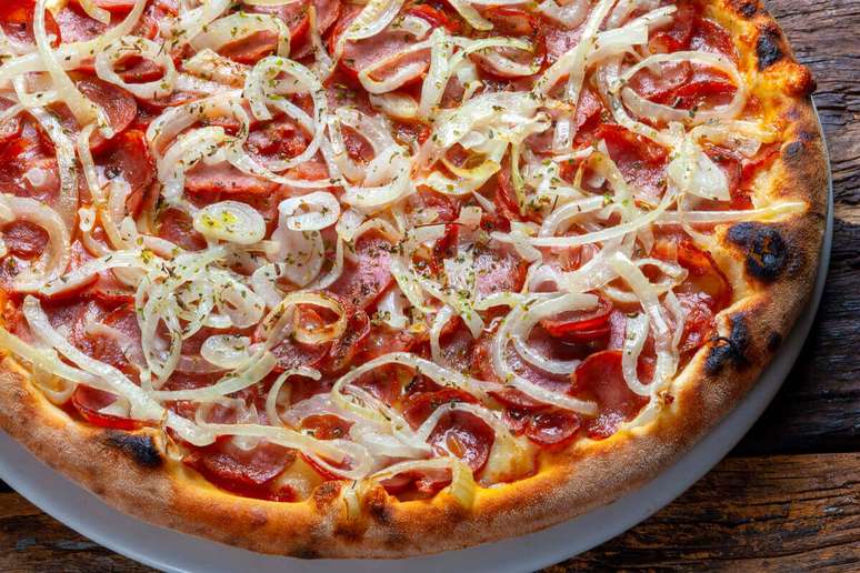 Pepperoni pizza with onion 