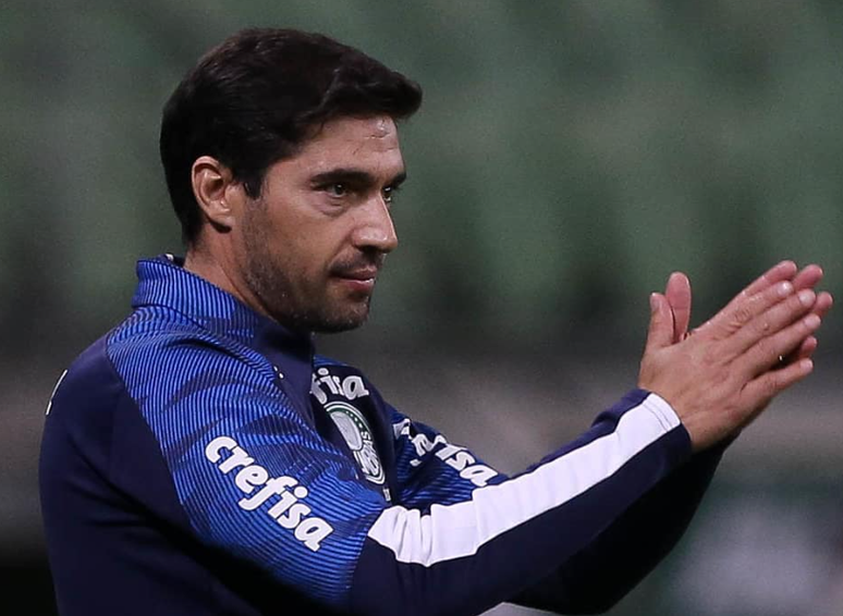 Técnico do Palmeiras parabenizando a equipe durante o treinamento.