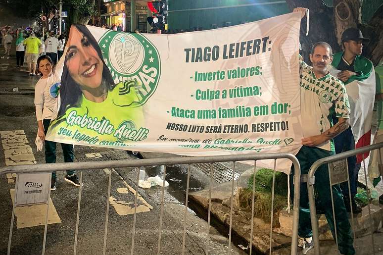 Pais de Gabriella Anelli protestam contra o apresentador Tiago Leifert
