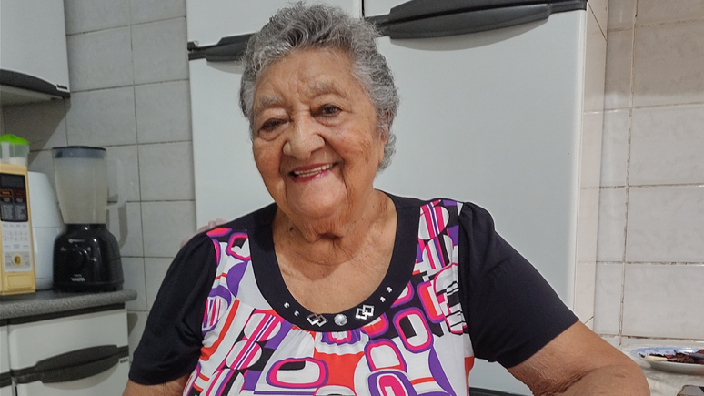  Dona Lurdes, ativista histórica do Jardim São Luís, na cozinha de sua casa