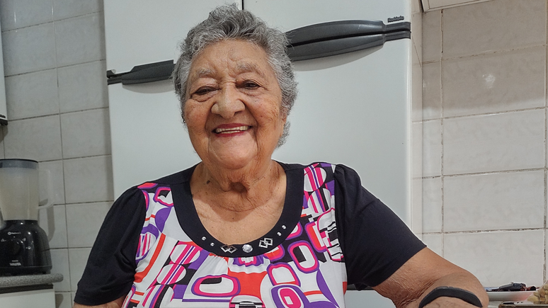 Dona Lurdes, ativista histórica do Jardim São Luís, na cozinha de sua casa