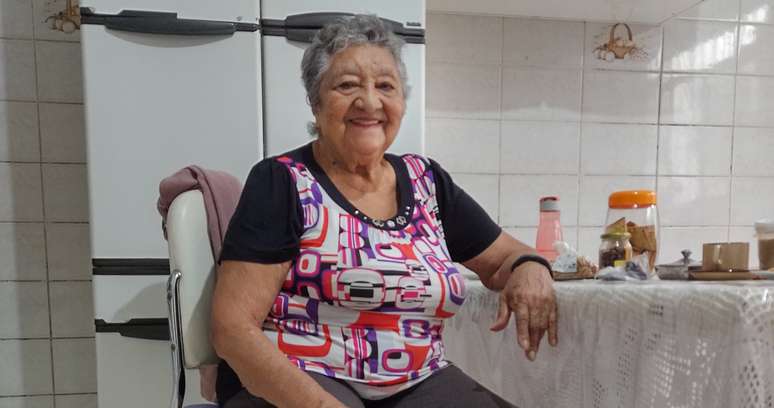 Dona Lurdes, ativista histórica do Jardim São Luís, na cozinha de sua casa