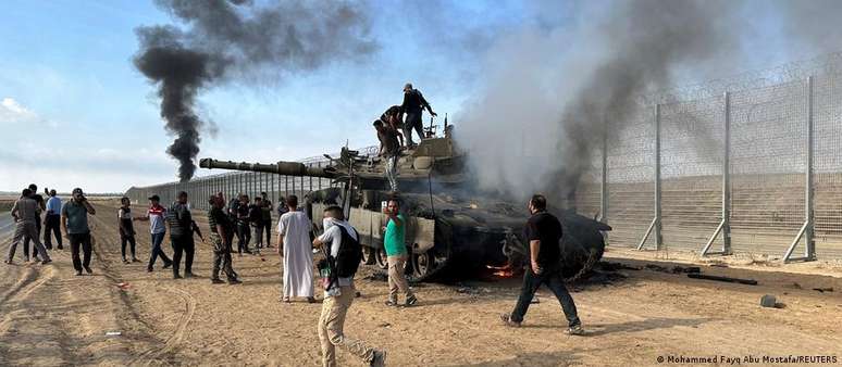 Tanque israelense em chamas após início da ofensiva do Hamas