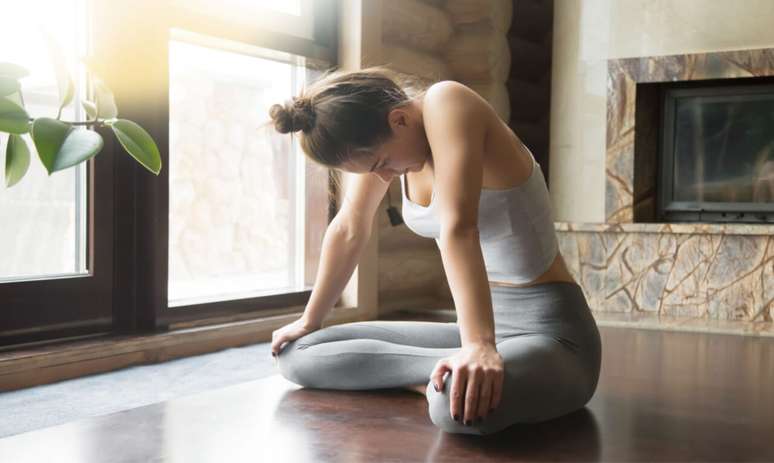 Vácuo abdominal: conheça técnica do yoga usada para emagrecer -