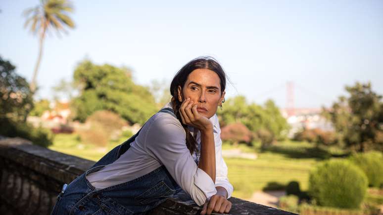 Deborah Secco como Constança na nova série do Globoplay /