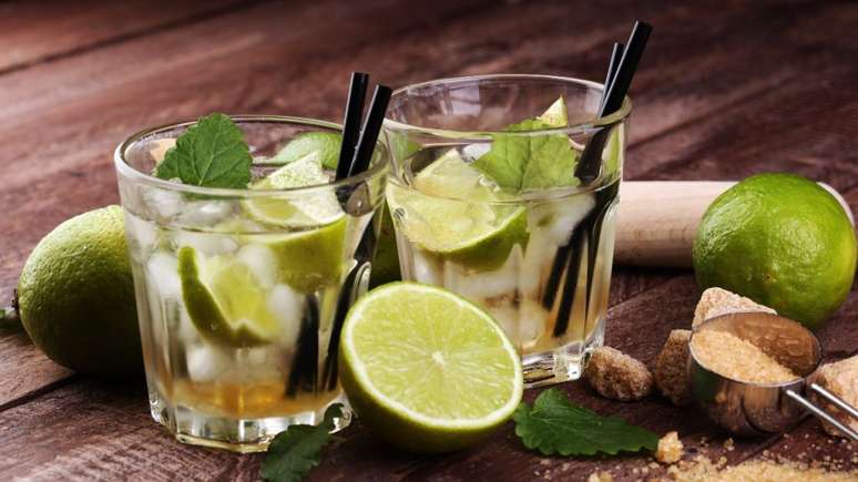 Caipirinha de limão com hortelã