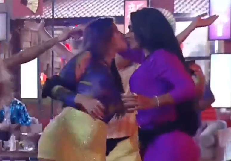 The Farm |  Simioni’s son defends his mother after kissing Jaquelline