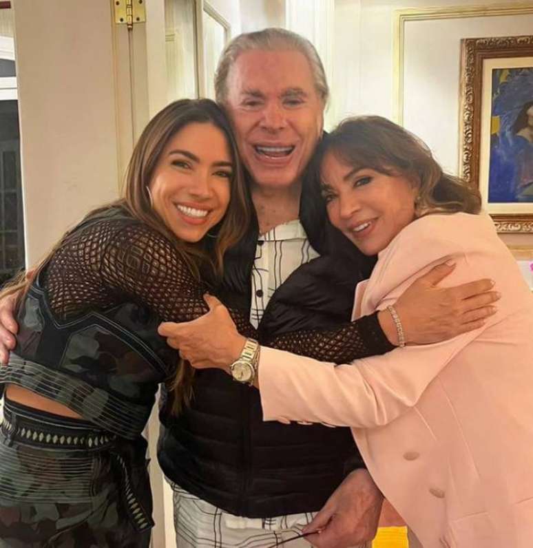 Silvio Santos ao lado da mulher, Iris Abravanel (à direita), e da filha, Patricia Abravanel (à esquerda), em foto publicada no Instagram em 6 de outubro de 2023