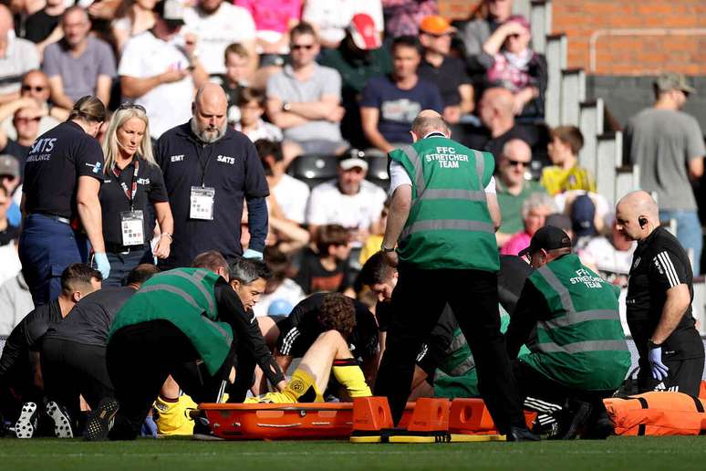 Chris Basham, do Sheffield United, sofreu fratura exposta no tornozelo direito na partida contra o Fulham –