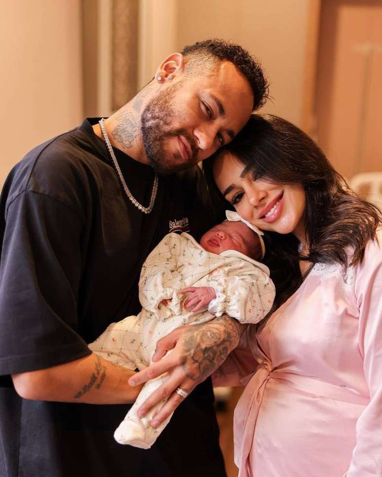 Neymar e Bruna publicam pela primeira vez fotos com a filha Mavie que nasceu nesta semana.