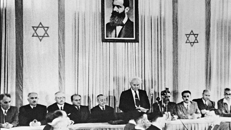 O primeiro-ministro israelense, David Ben-Gurion, na proclamação oficial do Estado de Israel, em 14 de maio de 1948, em Tel Aviv