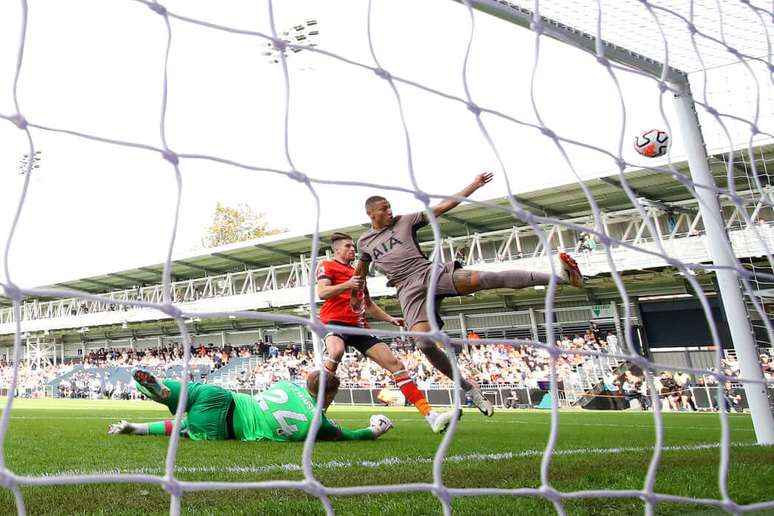 Richarlison finaliza de canela, com o goleiro batido, e perde a chance para o Tottenham no jogo com o Luton Town  –