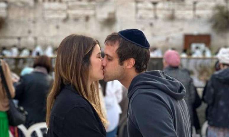 Ronny Kriwat and his girlfriend Tati are in Israel, hit by bombings this Saturday 7th. Ronny Kriwat and his girlfriend Tati are in Israel, hit by bombings this Saturday 7th.
