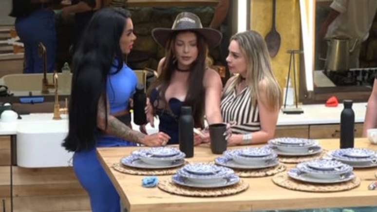 Kamila Simioni, Jaquelline e Rachel Sheherazade em 'A Fazenda 15'. Reprodução/ Record