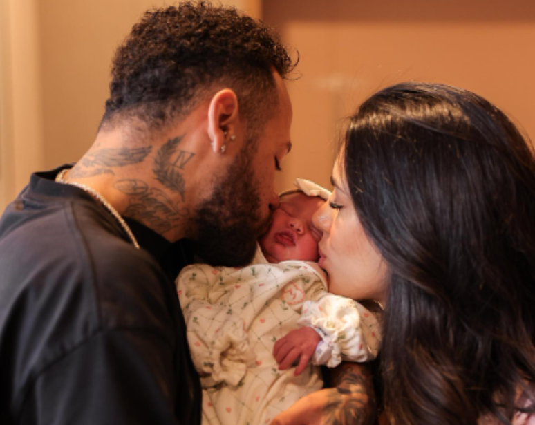 Neymar e Bruna Biancardi compartilharam nas redes sociais as primeiras fotos da filha Mavie