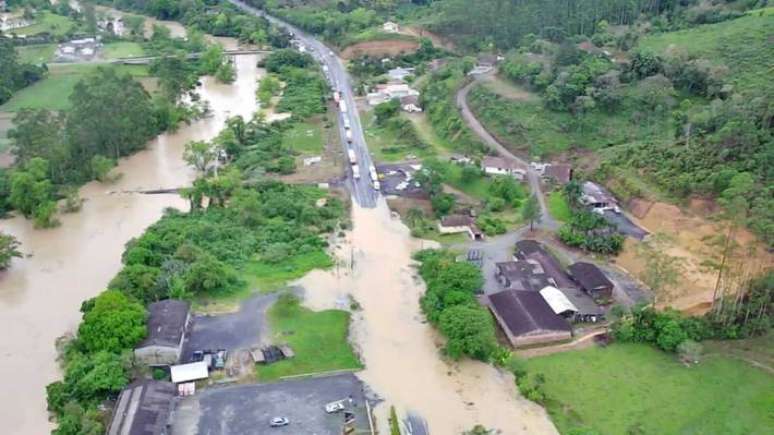 A rodovia SC-350 foi tomada pelas águas das chuvas intensas em Santa Catarina